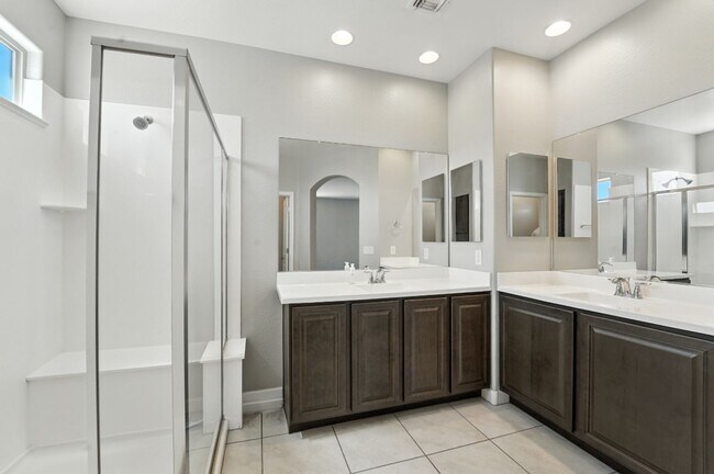 Building Photo - Welcome to this stunning 3-bedroom, 2-bath...