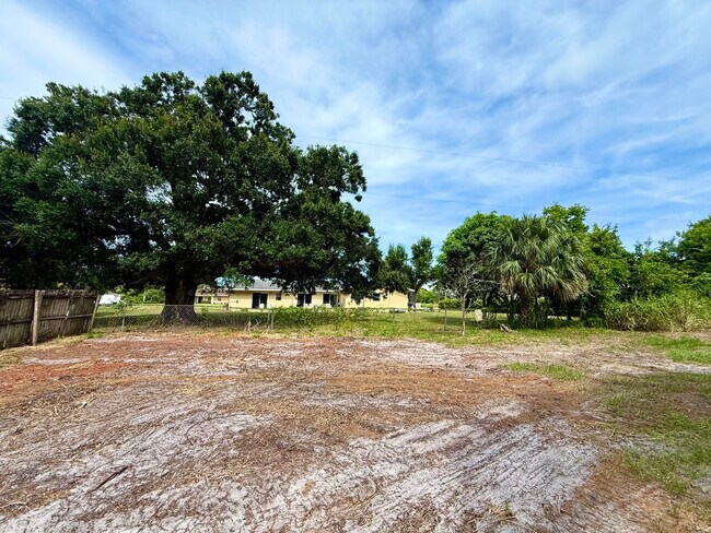 Building Photo - 2564 Navajo Ave