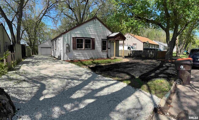 Building Photo - 1703 N Valley Ave