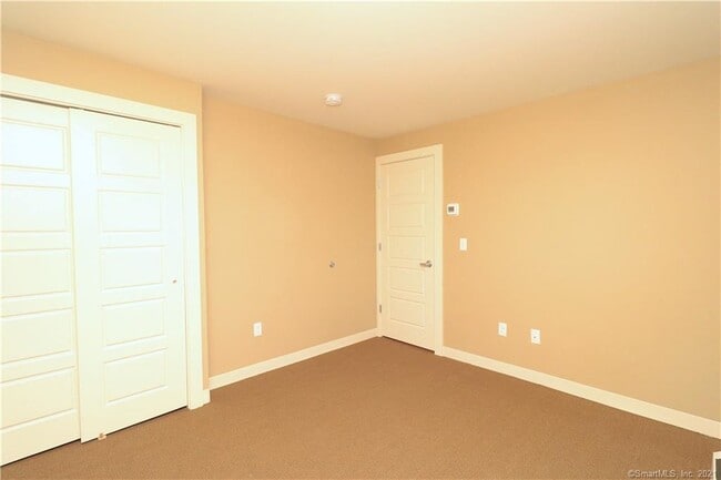 Building Photo - 128 Custer St