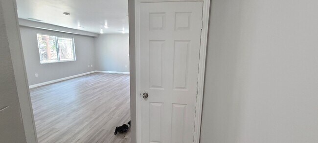 Building Photo - ROW (916)