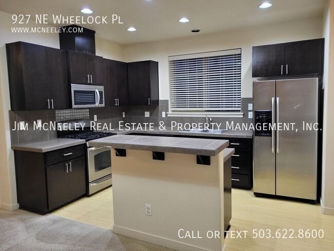 Building Photo - 927 NE Wheelock Pl