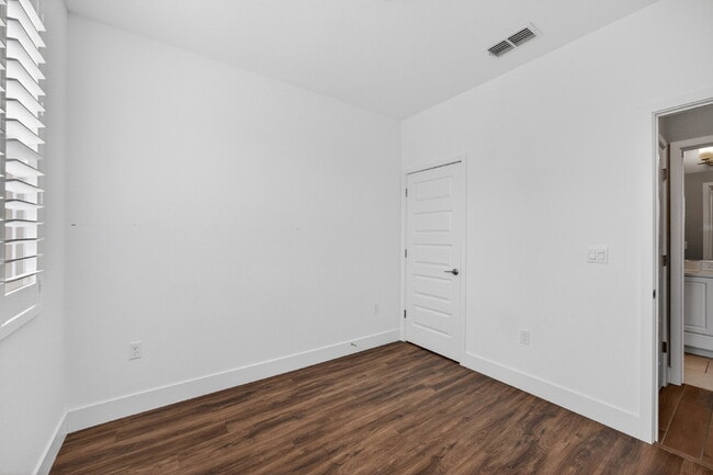 Building Photo - Charming 3-Bedroom Haven in Elk Grove with 2 Full Baths and 1603 Sq Ft of Comfort!