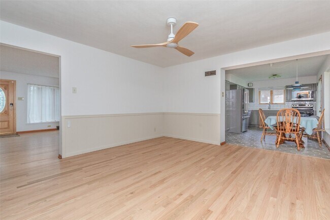 Building Photo - 9715 Grantview Dr