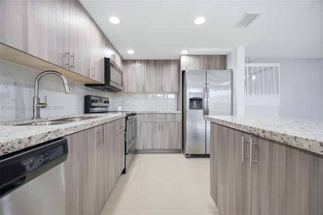 Building Photo - 10941 N Lakeview Dr