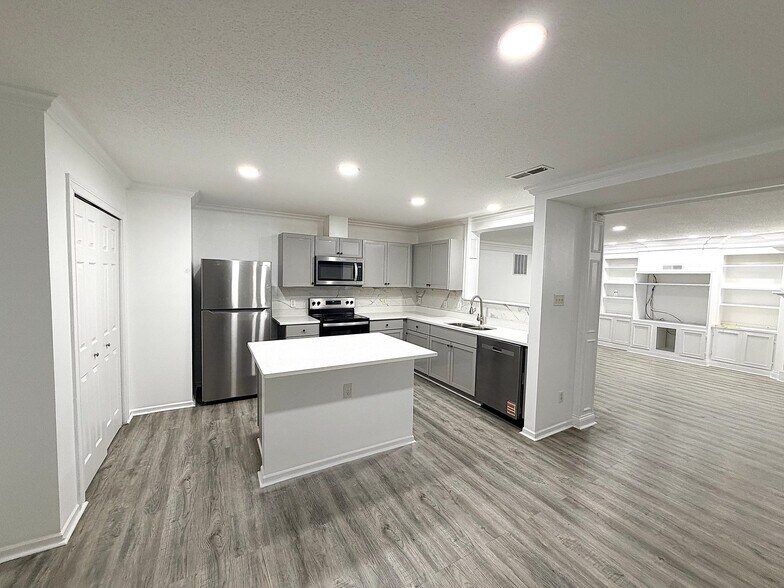 Building Photo - 10882 Emery Dr