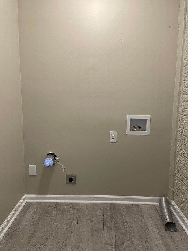 Building Photo - Newly Renovated Just For You! 3 Beds/1 Bat...