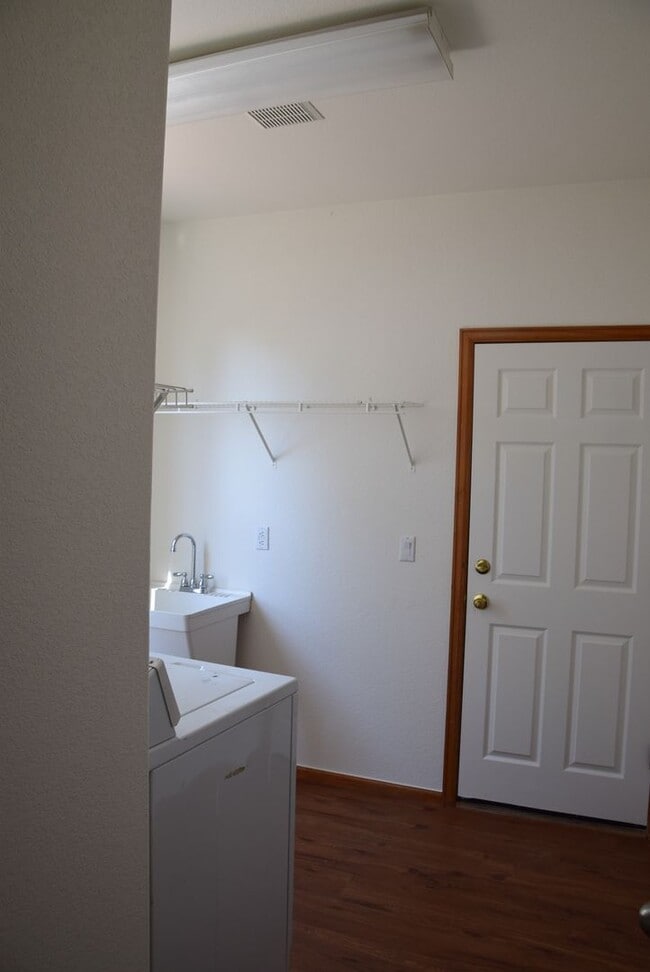 Building Photo - Beautiful 5 bedroom home w/ 3 car garage in Littleton