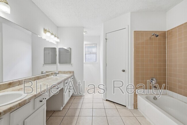 Building Photo - 4101 Gentle Springs Dr