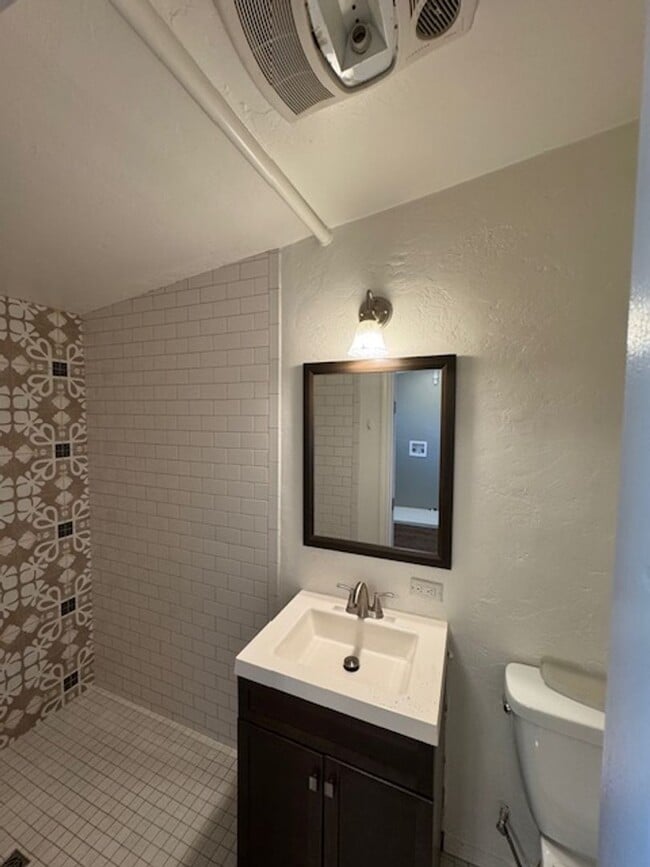 Building Photo - 2 bed 2 bath historic remodeled home with an awesome 1bed 1 bath detached apartment! Mesta Park b...