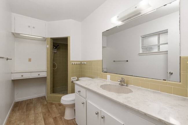 Building Photo - Spacious 3 bedroom, 2 bathroom home in the...