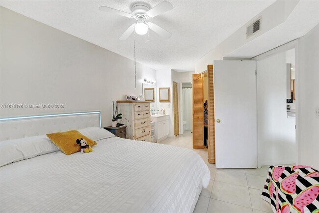 Building Photo - 9999 Summerbreeze Dr