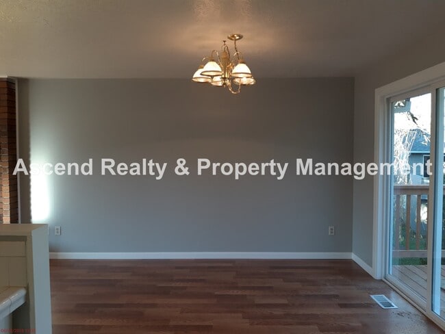 Building Photo - 4 Bed on Cul de Sac, Fenced Yard, Quick Access to Schools, Outlet Mall, Troutdale Station Food Ca...