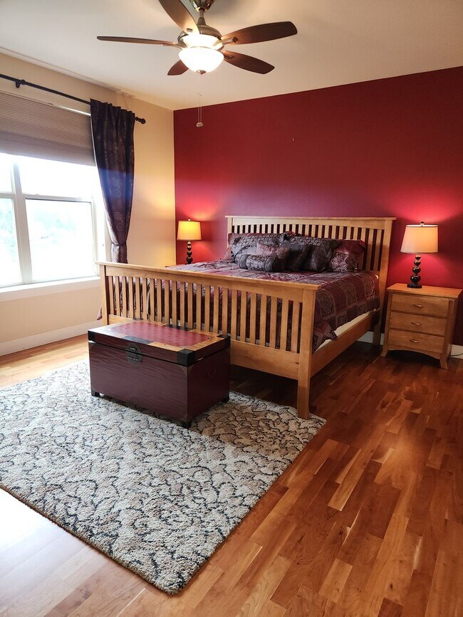 Building Photo - LOCATION, FULLY FURNISHED and LUXURY! Cher...