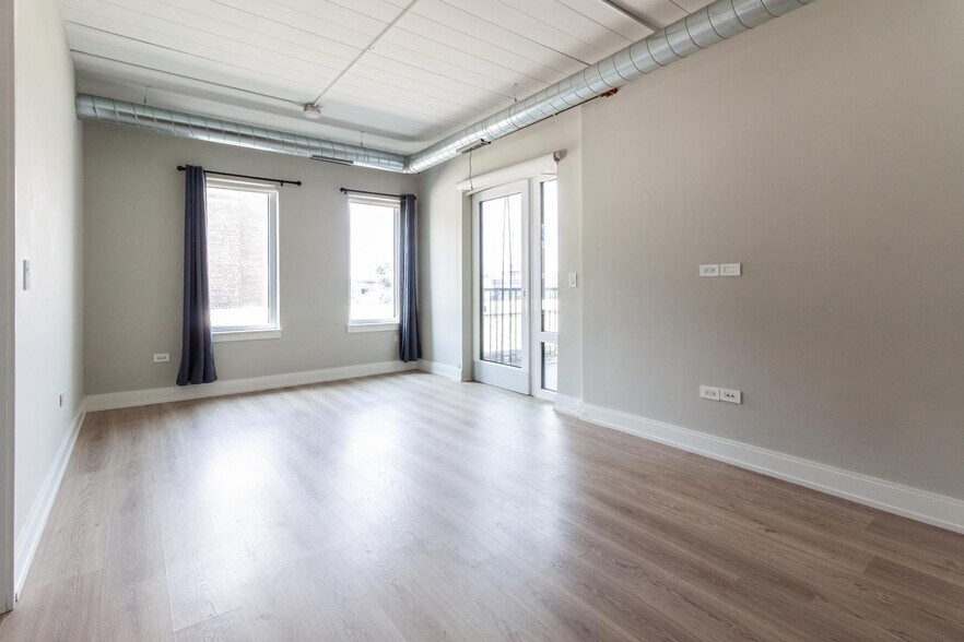 Building Photo - 941 W Belmont Ave