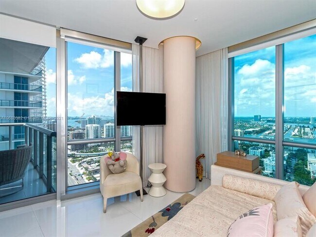 Building Photo - 17121 Collins Ave
