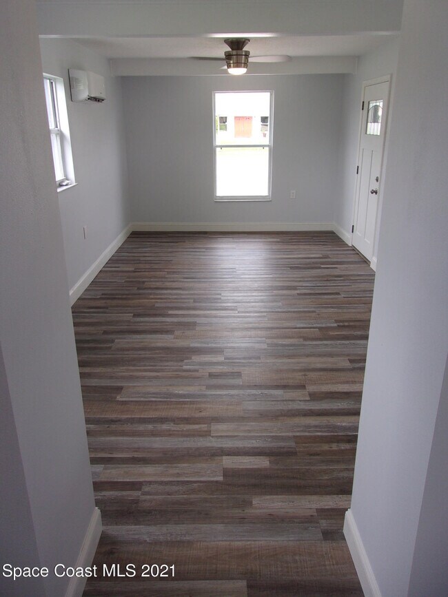 Building Photo - 1240 N Singleton Ave
