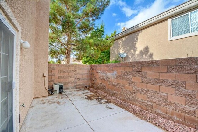 Building Photo - Renovated and Modern. This fantastic 2br in a gated community in Silverado Ranch has all the amen...