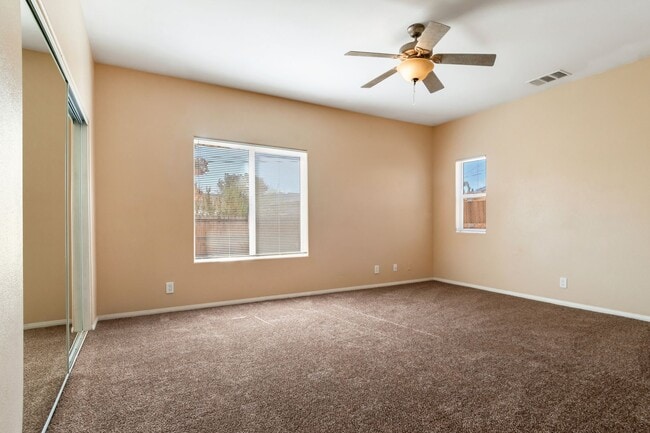 Building Photo - 3 Bedroom home in the beloved Joshua Tree area