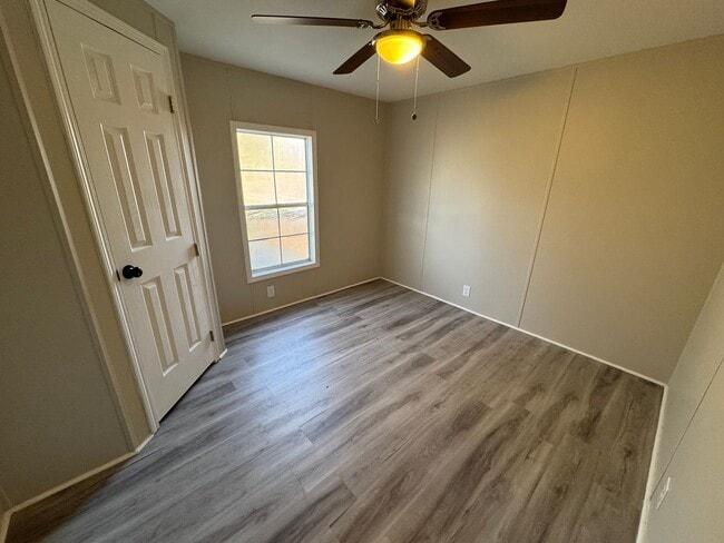 Building Photo - 3 Bed/ 2 Bath Home Off of White Drive