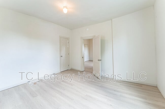 Building Photo - 907 Floral Ave