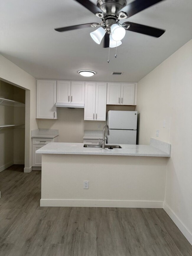 Building Photo - Fully Renovated 2 bedroom 1 Bath Condo Water/Trash/Sewer Included!!!