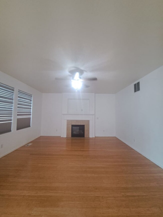 Building Photo - 3 Bedroom A/C Pet Friendly - Hillsboro