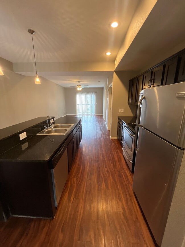 Building Photo - MODERN OPEN 2 BEDROOM, 2 BATH