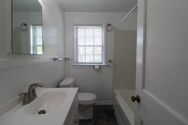 Building Photo - 2 Bedroom 1 Bath Duplex In The Waldo Area