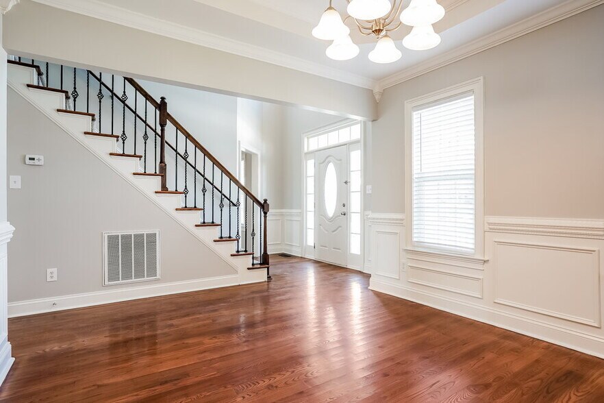 Building Photo - 476 Winding Oak Way