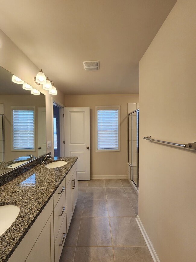 Building Photo - **6 Month Lease** Hendersonville Rental!