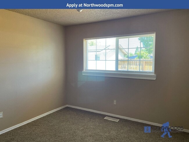 Building Photo - Very Nice 3 Bedroom 1.5 Bath Home-Located ...