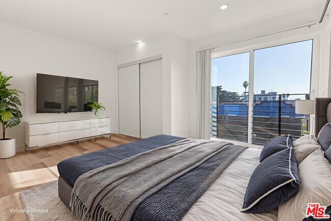 Building Photo - 803 N Harvard Blvd