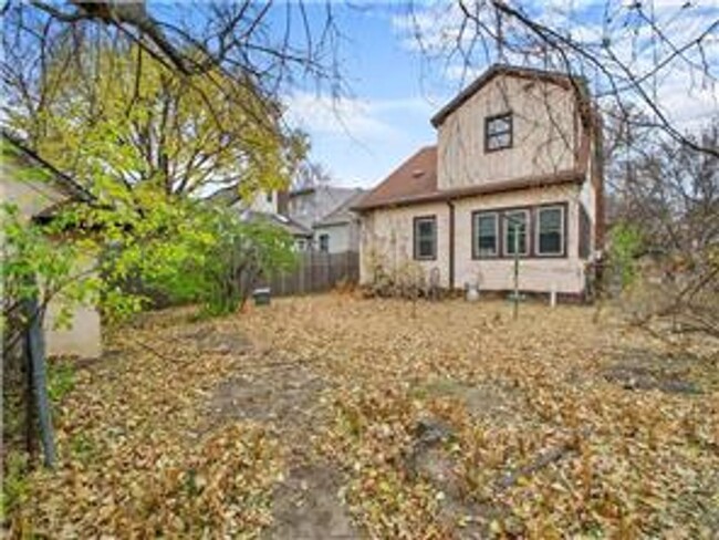 Building Photo - Cute 6 Bedroom- SFH- Walk to St Kates Univ...