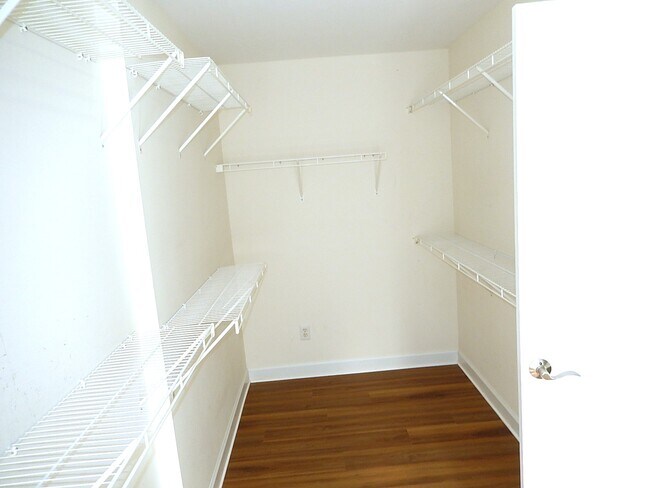 Building Photo - 10612 River Forest Dr