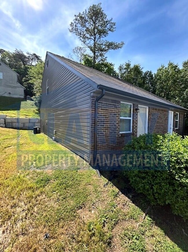 Building Photo - Centrally located two bedroom duplex!