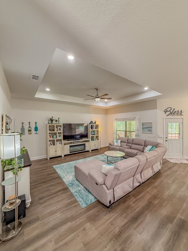 Building Photo - 2437 Hilton Dr