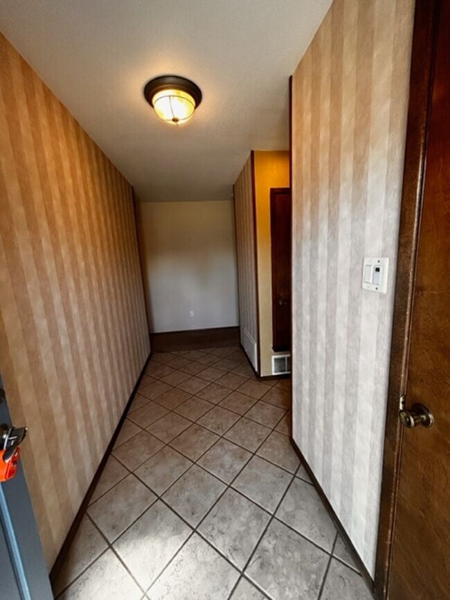 Building Photo - Large and Spacious 3 Bed Home! Mesa & Zia School District!