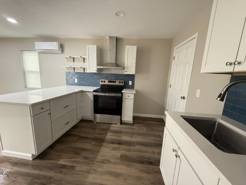 Building Photo - 303 E 7th St