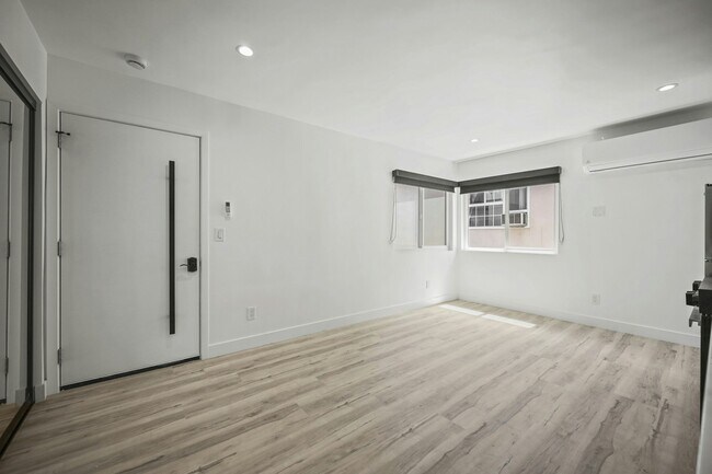 Building Photo - 111 Normandie Ave