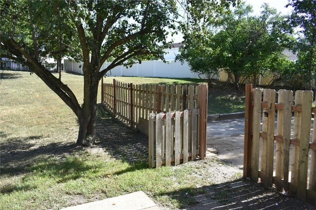 Building Photo - 16407 Westglen Farms Dr