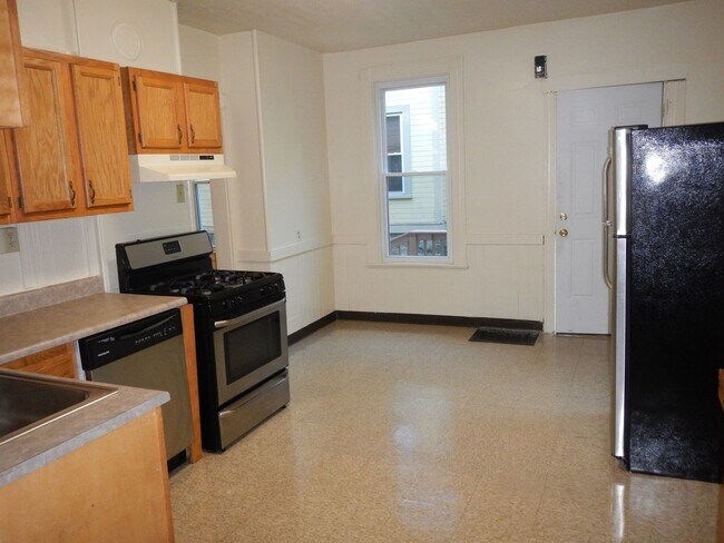 Building Photo - AVAILABLE 6/1/2026 Beautiful First Floor A...