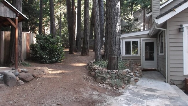 Building Photo - Fabulous 3 bedroom home near Jenkinson Lake.