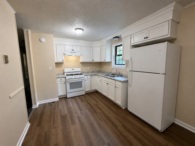 Building Photo - 3 Bedroom Brick Home