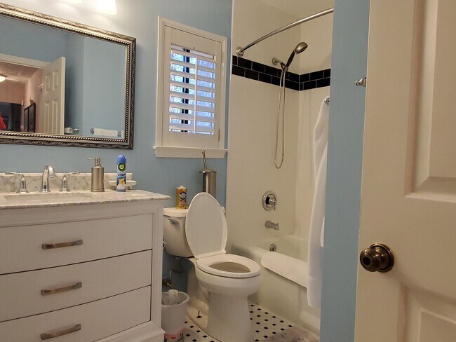 Building Photo - 6 Club Course Ln