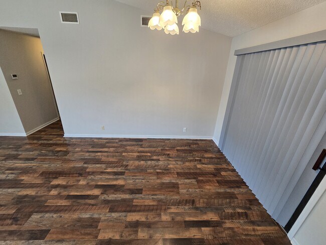 Building Photo - 425 Sunnyside Dr