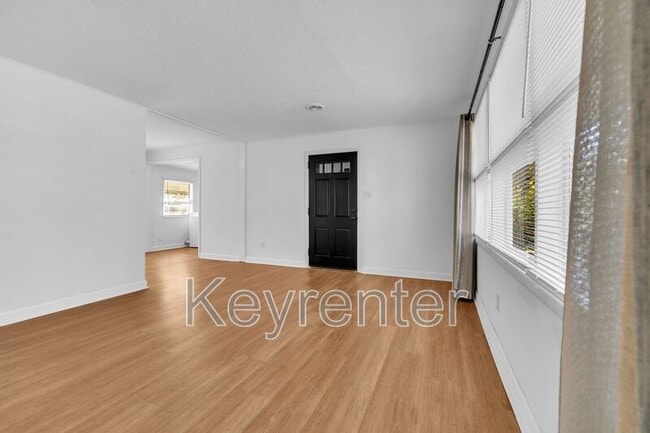 Building Photo - 316 Sky Dr