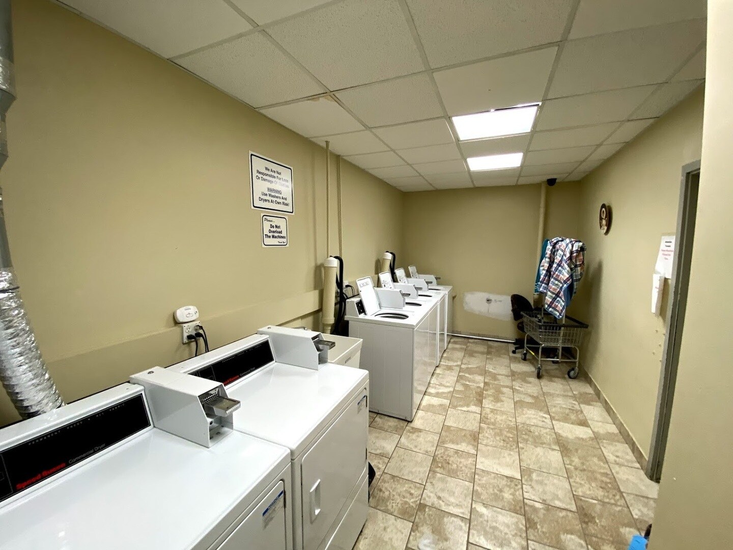 Building Photo - 3824 N Wilton Ave