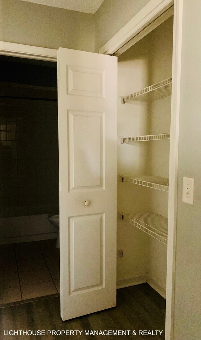 Building Photo - Renovated 2/1 Westside Duplex