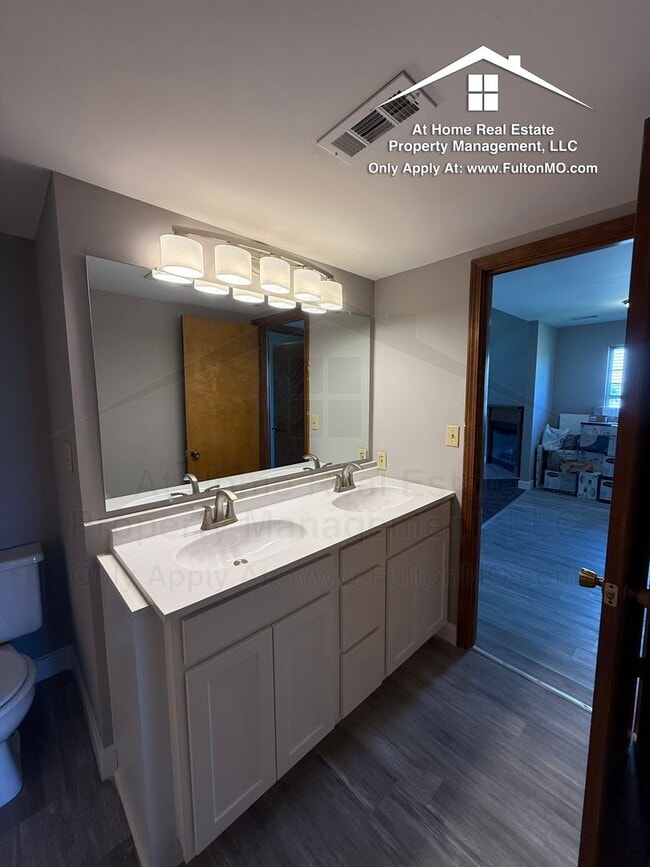 Building Photo - 2703 Mayflower Dr